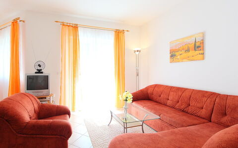 Balatonmariafurdo 750: Meubilair, Kamer, Eigendom, Oranje, Interieur Ontwerp, Woonkamer, Bankstel, Comfort, Geel, Gebouw