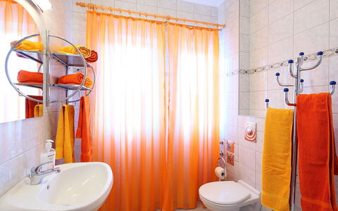 Balatonmariafurdo 750: Badkamer, Oranje, Kamer, Eigendom, Interieur Ontwerp, Geel, Gordijn, Loodgieterswerkinrichting, Verdieping, Tegel
