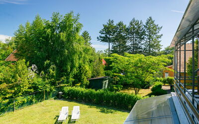 Balatonszeplak 100: Fabriek, Lucht, Eigendom, Natuur, Blad, Gebouw, Schaduw, Vegetation, Zonlicht, Gras