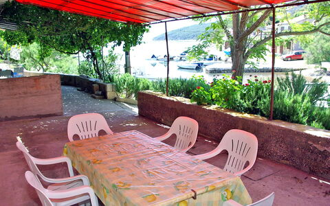 Korčula Vela Luka 800: Eigendom, Gebouw, Onroerend Goed, Kamer, Toevlucht, Vakantie, Huis, Verblijf, Buitentafel, Tafel
