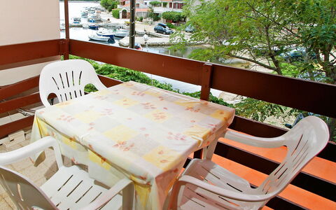 Korčula Vela Luka 800: Stoel, Meubilair, Tafel, Kamer, Eetkamer, Boom, Tafelkleed, Veranda, Huis, Textiel