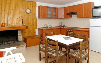 Šarenko 800.1: Kamer, Meubilair, Eigendom, Gebouw, Keuken, Interieur Ontwerp, Huis, Cabinetry, Verdieping, Tafel