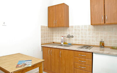 Šarenko 800.3: Kamer, Cabinetry, Meubilair, Keuken, Eigendom, Countertop, Interieur Ontwerp, Geel, Gebouw, Huis