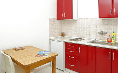 Šarenko 800.4: Kamer, Meubilair, Keuken, Cabinetry, Countertop, Eigendom, Tegel, Interieur Ontwerp, Geel, Oranje