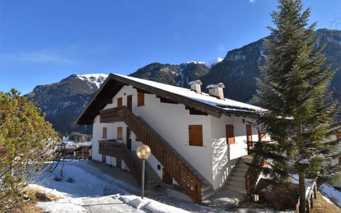 Storie di Montagna: Lucht, Berg, Gebouw, Eigendom, Venster, Sneeuw, Wolk, Fabriek, Boom, Huis
