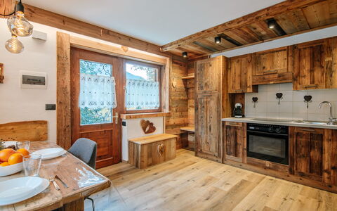 Storie di Montagna: Tafel, Meubilair, Eigendom, Cabinetry, Hout, Interieur Ontwerp, Verlichting, Keuken, Countertop, Fotolijst