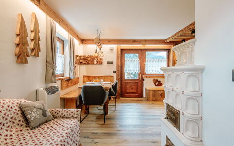 Storie di Montagna: Meubilair, Gebouw, Eigendom, Cabinetry, Hout, Tafel, Fotolijst, Bankstel, Interieur Ontwerp, Stoel