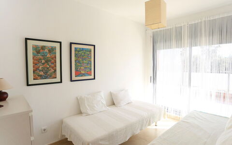 Peiro: Kamer, Meubilair, Eigendom, Interieur Ontwerp, Slaapkamer, Verdieping, Muur, Bed, Plafond, Gebouw