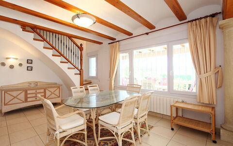 Faisa: Kamer, Eigendom, Gebouw, Meubilair, Interieur Ontwerp, Plafond, Onroerend Goed, Huis, Verdieping, Tafel