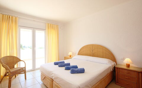 Faisa: Slaapkamer, Bed, Meubilair, Kamer, Eigendom, Laken, Bed Frame, Matras, Interieur Ontwerp, Muur