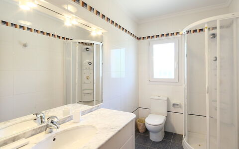 Faisa: Badkamer, Eigendom, Kamer, Interieur Ontwerp, Loodgieterswerkinrichting, Gebouw, Plafond, Architectuur, Onroerend Goed, Bad