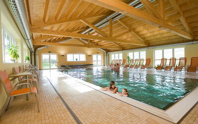 Annaberg - Lungötz 100: Water, Zwembad, Stoel, Vrije Tijd, Hout, Samengesteld Materiaal, Recreatie, Buitenmeubels, Eco Hotel, Schaduw