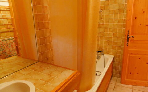 Chalet le Tour: Badkamer, Eigendom, Kamer, Tegel, Oranje, Verdieping, Architectuur, Interieur Ontwerp, Onroerend Goed, Huis