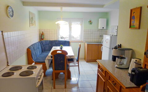 Bless: Kamer, Eigendom, Gebouw, Meubilair, Huis, Verdieping, Interieur Ontwerp, Onroerend Goed, Tafel, Huis
