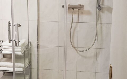 Bless: Loodgieterswerkinrichting, Badkamer, Douchekop, Douche, Loodgieter, Douchestang, Interieur Ontwerp, Flooring, Deur Van De Douche, Verdieping