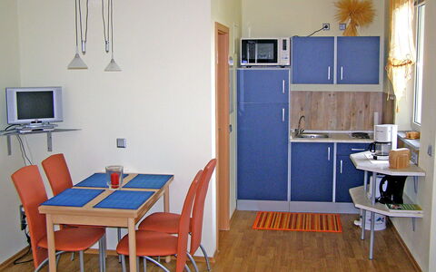 Goetheallee: Kamer, Meubilair, Eetkamer, Eigendom, Verdieping, Interieur Ontwerp, Gebouw, Muur, Tafel, Huis