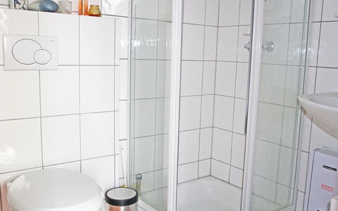 Goetheallee: Badkamer, Tegel, Deur Van De Douche, Eigendom, Kamer, Loodgieterswerkinrichting, Muur, Architectuur, Badkamer Accessoire, Verdieping