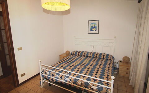 Tignale 150: Kamer, Meubilair, Eigendom, Bed Frame, Bed, Slaapkamer, Verdieping, Laken, Plafond, Interieur Ontwerp