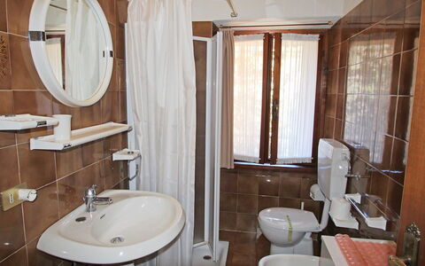Tignale 150: Badkamer, Kamer, Eigendom, Loodgieterswerkinrichting, Interieur Ontwerp, Muur, Badkamerkast, Toilet, Wastafel In De Badkamer, Badkamer Accessoire