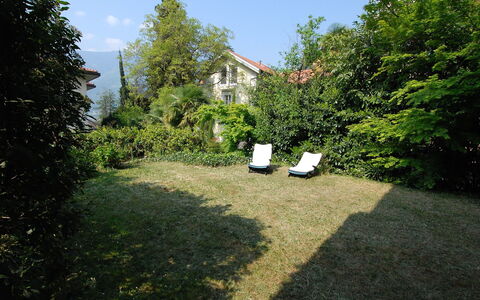 Villa Esperia: Boom, Eigendom, Gras, Natuurlijk Landschap, Tuin, Biome, Struik, Land Lot, Huis, Werf