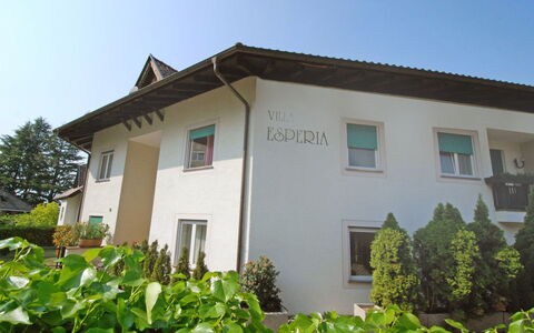Villa Esperia: Fabriek, Gebouw, Lucht, Venster, Plantkunde, Boom, Land Lot, Huis, Verblijf, Biome