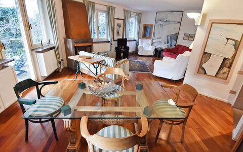 Villa Esperia: Kamer, Eigendom, Meubilair, Interieur Ontwerp, Verdieping, Gebouw, Huis, Hardwood, Houten Vloer, Woonkamer