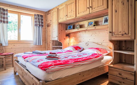 Ovronnaz 700: Hout, Interieur Ontwerp, Meubilair, Huis, Slaapkamer, Bed, Lade, Kamer, Cabinetry, Beits