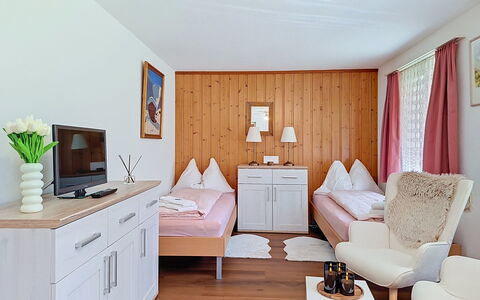 Grindelwald 255: Meubilair, Interieur Ontwerp, Bed, Slaapkamer, Kamer, Verdieping, Plafond, Bedding, Laken, Bed Frame