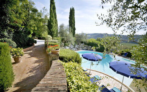 Le Rondini: Eigendom, Tuin, Natuurlijk Landschap, Zwembad, Onroerend Goed, Plantkunde, Landscaping, Botanische Tuin, Boom, Huis