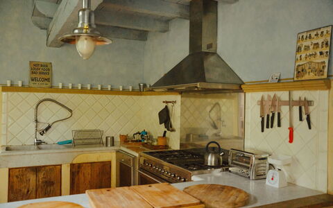 La Cenerara: Keuken, Flooring, Hout, Interieur Ontwerp, Countertop, Toestel Van De Keuken, Verdieping, Fornuis, Plafond, Meubilair