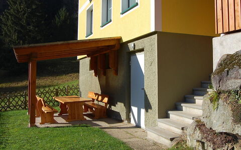 Krechen Alm: Fabriek, Gebouw, Blad, Venster, Schaduw, Openluchtbank, Hout, Land Lot, Buitenmeubels, Gras