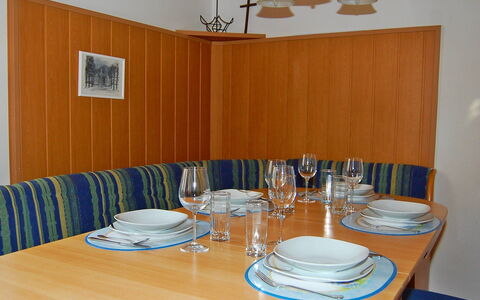 Krechen Alm: Kamer, Eetkamer, Tafel, Oranje, Eigendom, Meubilair, Interieur Ontwerp, Restaurant, Tableware, Drinkware