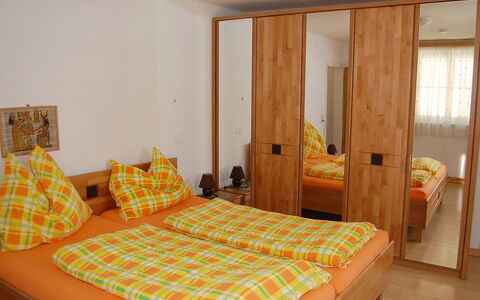 Krechen Alm: Slaapkamer, Bed, Meubilair, Laken, Kamer, Bedding, Matras, Eigendom, Bed Frame, Verdieping