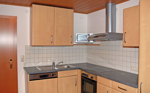 Krechen Alm: Eigendom, Cabinetry, Kamer, Keuken, Countertop, Meubilair, Oranje, Interieur Ontwerp, Huis, Gebouw