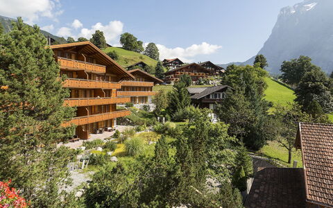 Grindelwald 260: Wolk, Lucht, Gebouw, Berg, Natuurlijk Landschap, Fabriek, Boom, Stedelijk Ontwerp, Hout, Bergachtig Landvormen