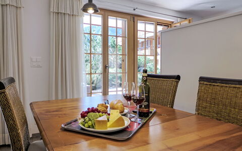 Grindelwald 260: Meubilair, Interieur Ontwerp, Hout, Tafel, Flooring, Keuken En Eettafel, Eetkamer, Verlichting, Stoel, Verdieping