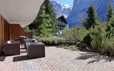 Grindelwald 260: Meubilair, Bergketen, Flagstone, Buitenmeubels, Tuin, Stoel, Schaduw, Alpen, Lariks