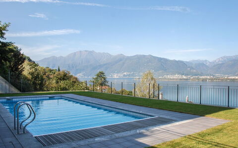 Top Lakeview: Water, Lucht, Wolk, Watervoorraden, Azure, Rechthoek, Berg, Zwembad, Architectuur, Gras
