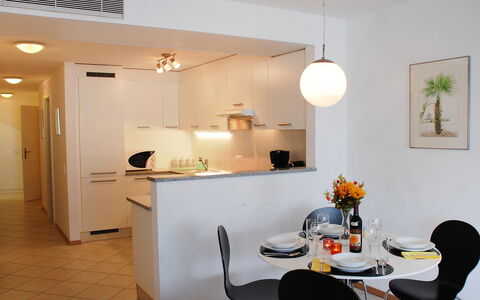 Top Lakeview: Kamer, Eigendom, Interieur Ontwerp, Gebouw, Meubilair, Huis, Plafond, Verlichting, Verdieping, Tafel