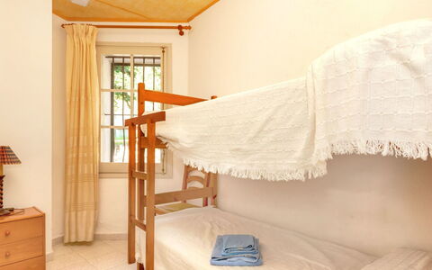 La Rectoria Ii: Meubilair, Eigendom, Comfort, Hout, Schaduw, Textiel, Interieur Ontwerp, Cabinetry, Venster, Bed Frame