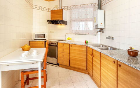 La Rectoria Ii: Cabinetry, Gootsteen, Meubilair, Countertop, Wastafel, Eigendom, Kraan, Loodgieterswerkinrichting, Hout, Keuken