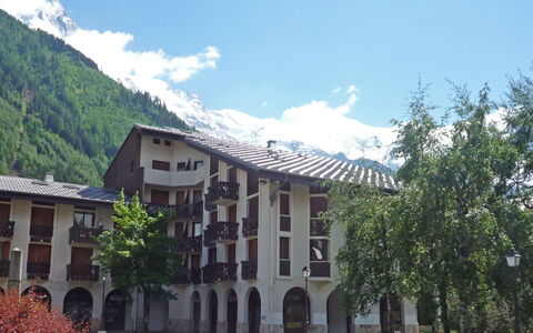Chamonix 780: Wolk, Lucht, Eigendom, Gebouw, Fabriek, Venster, Boom, Architectuur, Stedelijk Ontwerp, Woongebied
