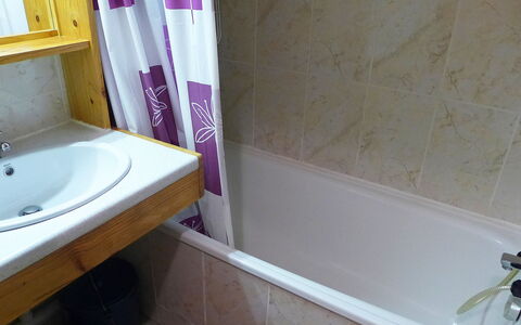 Chamonix 780: Badkamer, Purper, Douchegordijn, Eigendom, Kamer, Tegel, Muur, Verdieping, Loodgieterswerkinrichting, Toilet
