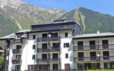 Chamonix 780: Berg, Lucht, Gebouw, Eigendom, Venster, Groen, Stedelijk Ontwerp, Huis, Condominium, Wolk