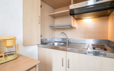 Les Amandiers: Gootsteen, Cabinetry, Kraan, Eigendom, Wastafel, Countertop, Meubilair, Loodgieterswerkinrichting, Gebouw, Keuken