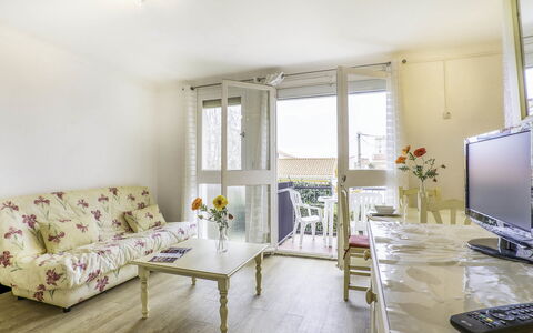 Les Amandiers: Gebouw, Meubilair, Venster, Comfort, Interieur Ontwerp, Verdieping, Flooring, Bankstel, Hout, Huis