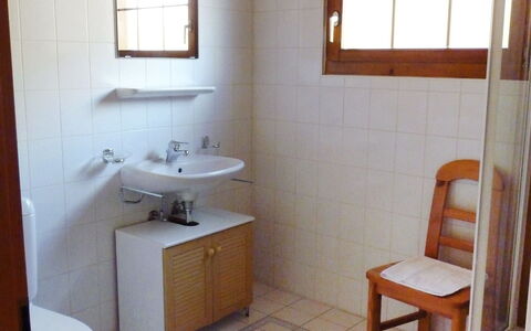 Arche: Badkamer, Kamer, Eigendom, Meubilair, Badkamer Accessoire, Wastafel, Badkamerkast, Tegel, Gebouw, Verdieping