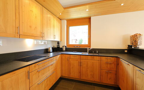 Zermatt 470: Countertop, Cabinetry, Meubilair, Kamer, Eigendom, Keuken, Gebouw, Wastafel, Interieur Ontwerp, Verdieping