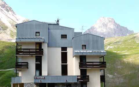 Tignes 280: Lucht, Gebouw, Berg, Eigendom, Wolk, Venster, Architectuur, Huis, Fabriek, Facade