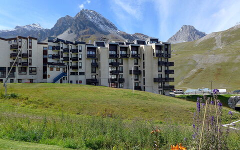 Tignes 290: Wolk, Lucht, Fabriek, Berg, Gebouw, Ecoregio, Natuurlijk Landschap, Land Lot, Gras, Plain